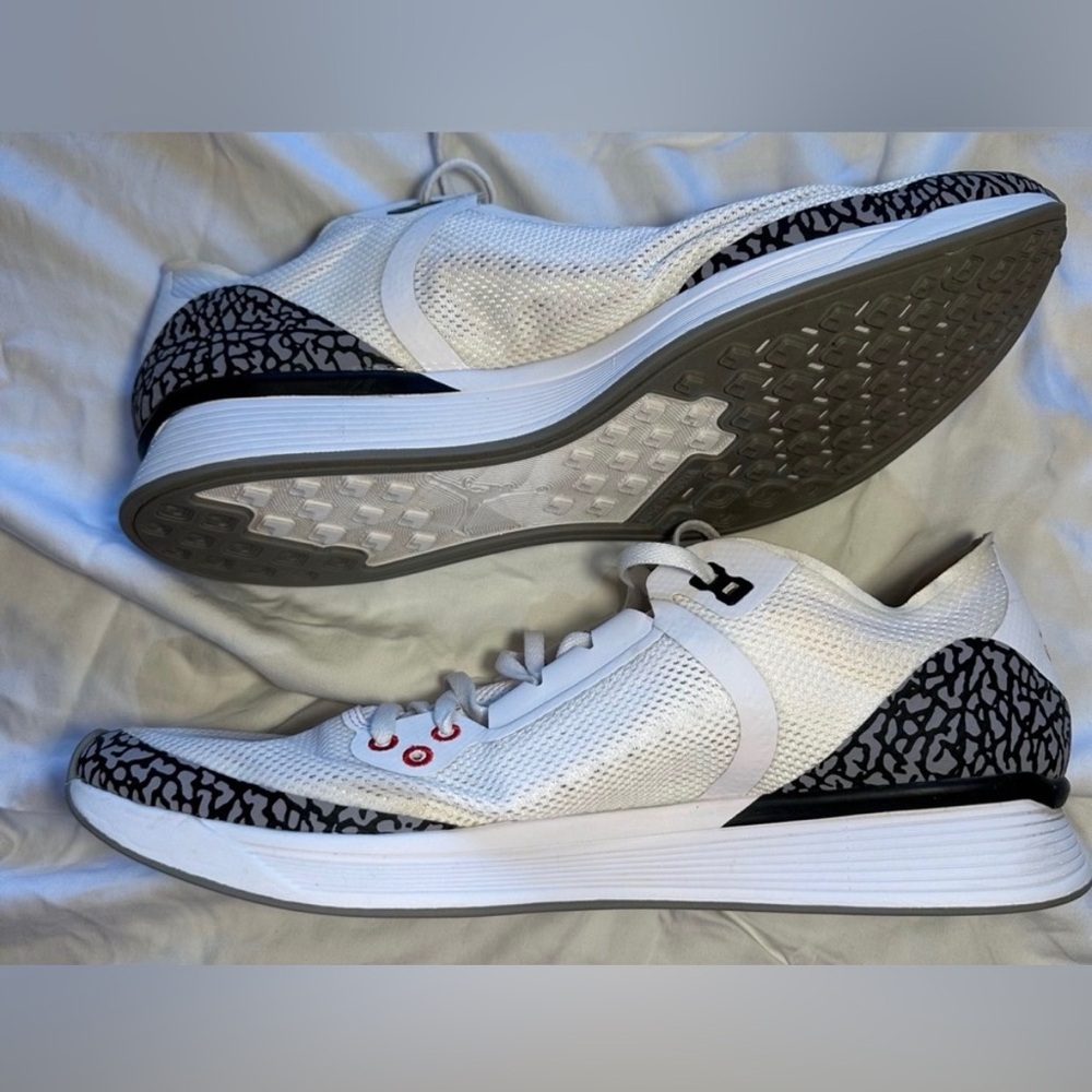 Jordan 88 Racer White Cement, Fire Red
Sneakers. Men’s Size 12 Nike Shoes